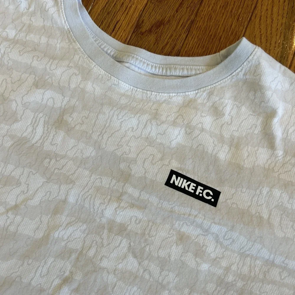 Nike FC Mens Size 2XL Short Sleeve Shirt White/Grey Design Athletic‎ Cut